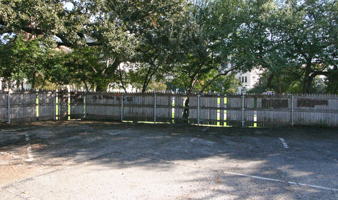 Dal-Dealey_picket_fence
